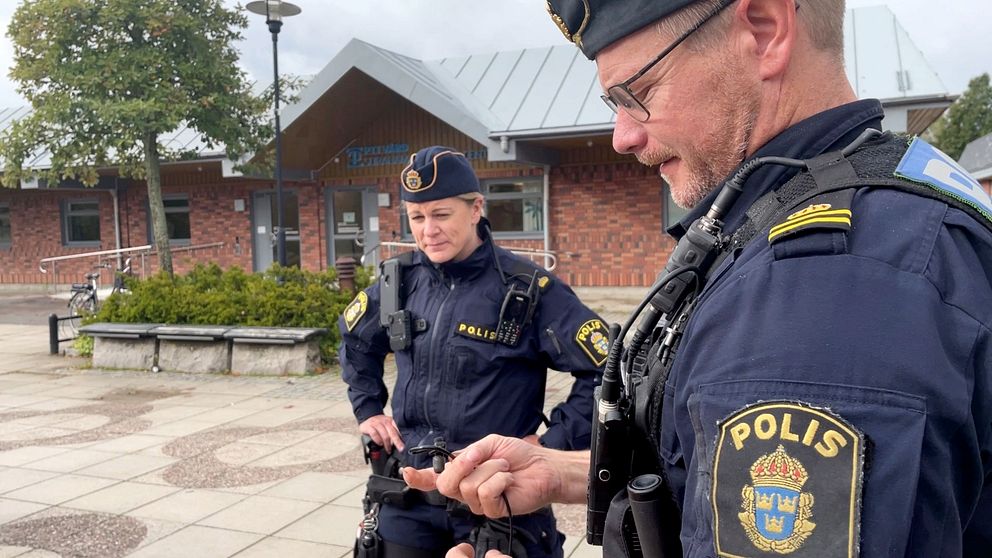 Två uniformerade poliser på torget i Surahammar.