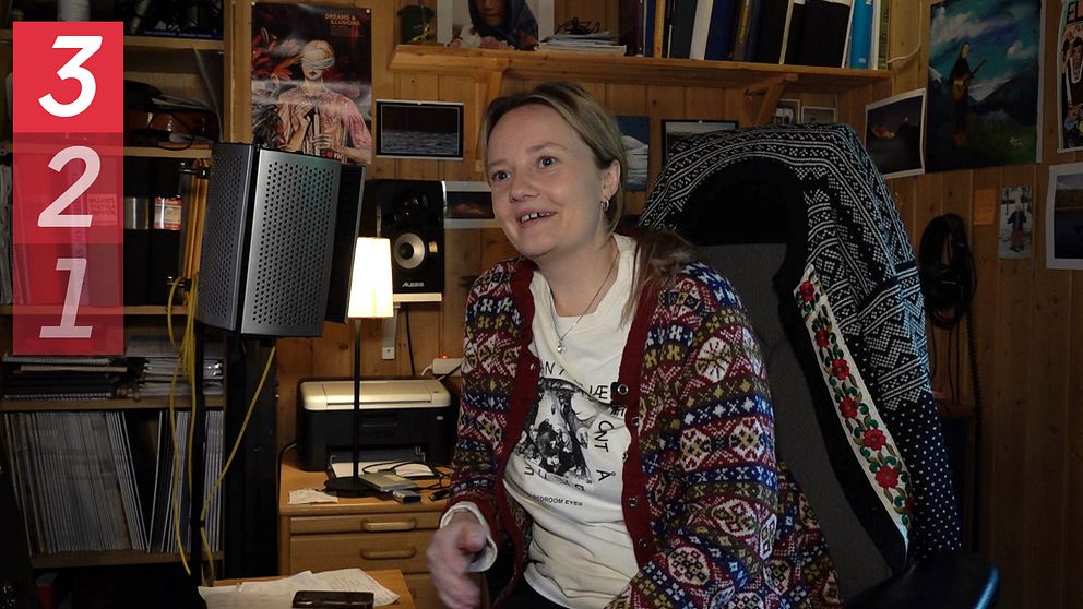 Ellen Sundberg, artist sitter i sina lilla stuga tillika studio i hennes bostad.