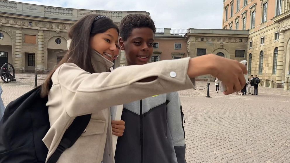 en okänd tjej tar en selfie tillsammans med Murhaf Hamid framför Slottet