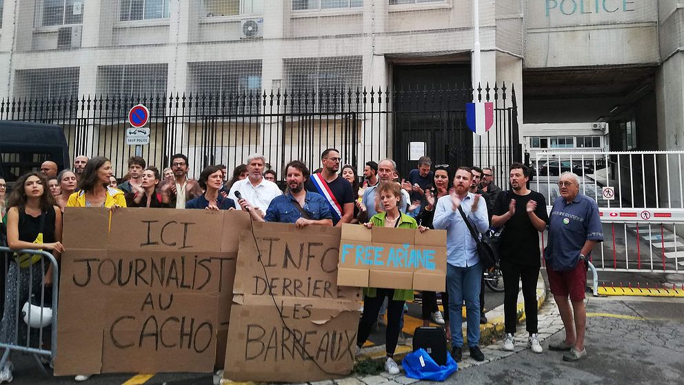 Demonstranter utanför polishuset i Marseille efter att den franska journalisten Ariane Lavrilleux greps under tisdagen.