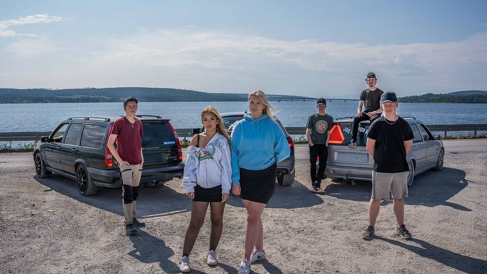Östersundsungdomarna som är med i SVT:s serie Epaliv står uppställda framför sin epa-traktorer
