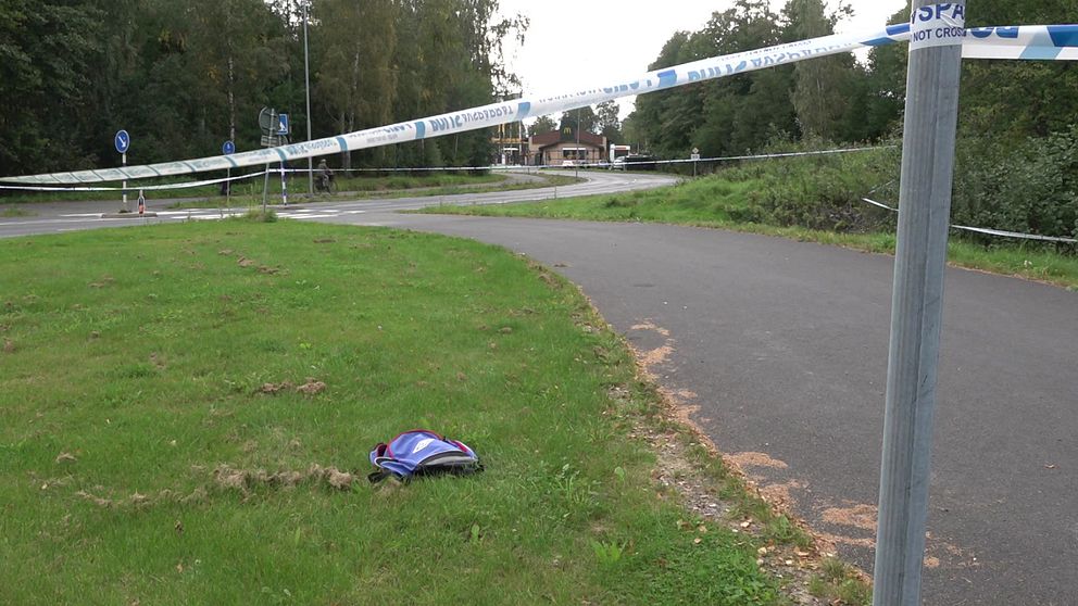 Område avspärrat på Hagaområdet i Jönköping under måndagen. Gräsyta och gångväg där knivskärningen inträffade.