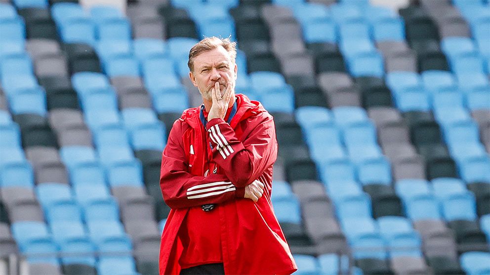 Förbundskapten Peter Gerhardsson funderar under träningen.