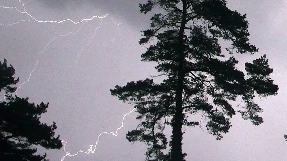 Åskoväder med blixtar som syns på himlen.
