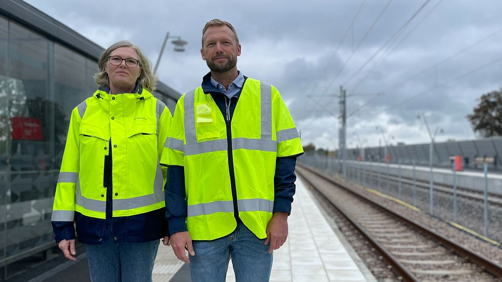 Helena Thysell Persson, projektledare på Trafikverket och Henrik Andersson, produktionschef Skanska står på Ödåkra station.