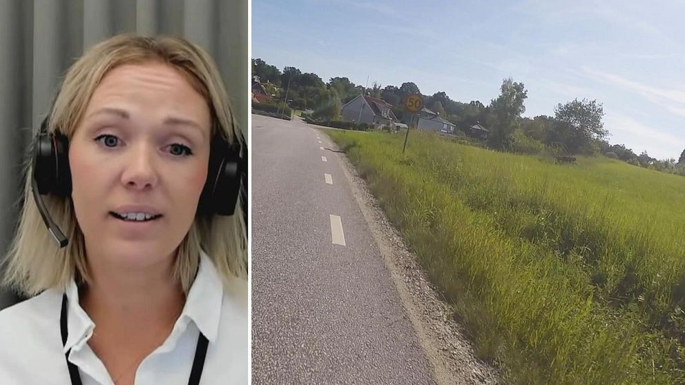 Till vänster blond kvinna med svart headset tittar snett ned åt vänster i bild. Till höger högra delen av en vägbana, 50-skylt och grönt gräs till höger i bild. Några hus och ljusblå himmel i bakgrunden.