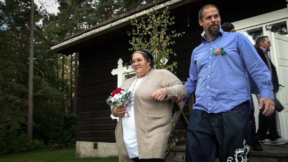 kvinna och man som nyss vigts kliver nedför trapp