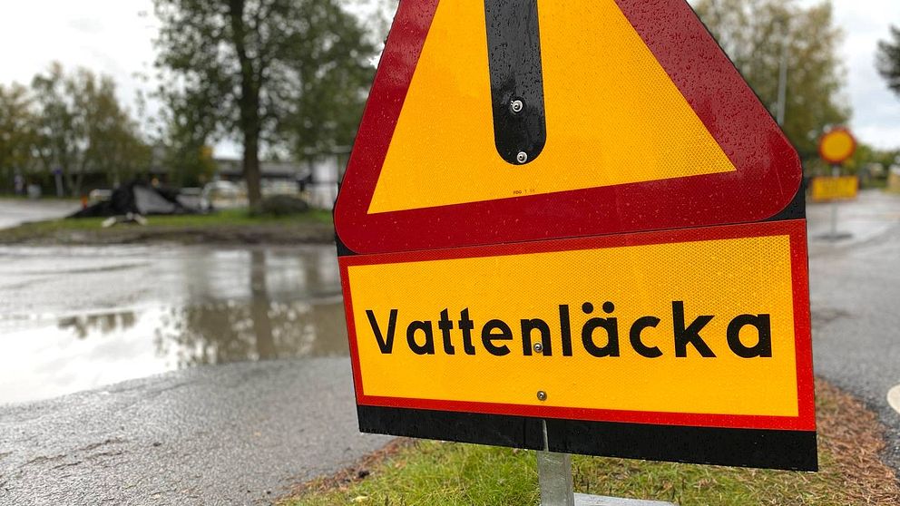 Varningsskylt med texten vattenläcka.