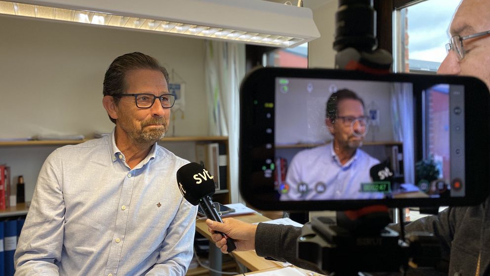 I videon ovan berättar kommunchefen hur de löst situationen och när IT-systemen väntas vara helt återställda.