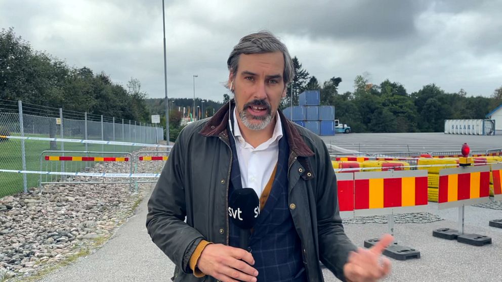 SVT:s reporter Rickard Veldre framför avspärrningar i Stenungsund efter skredet.
