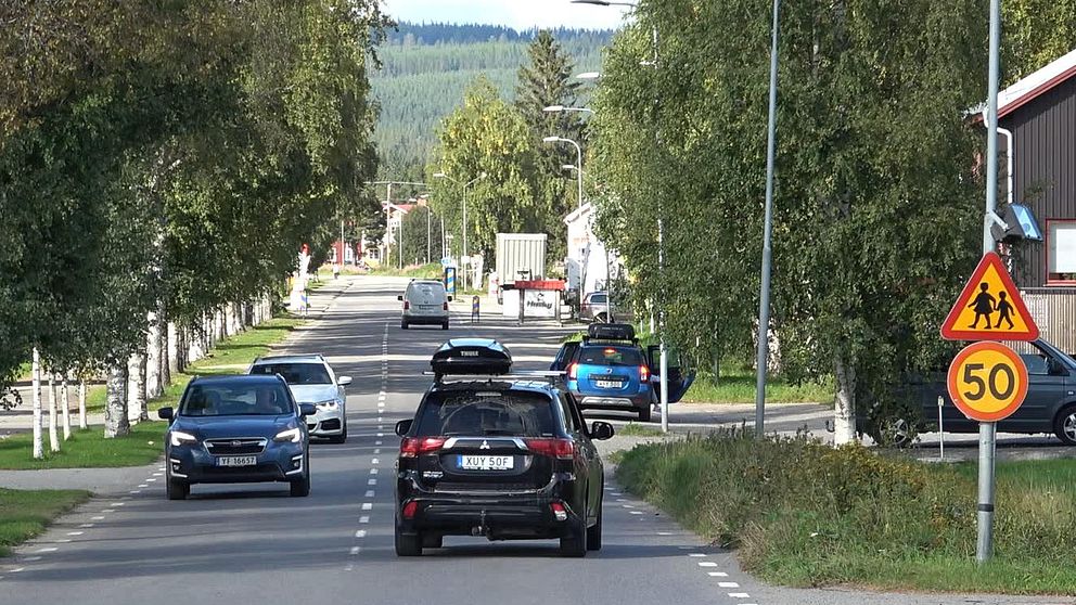 bilar kör stora vägen genom centrala Vemdalen, vägskylt som varnar för skola och en 50-skylt