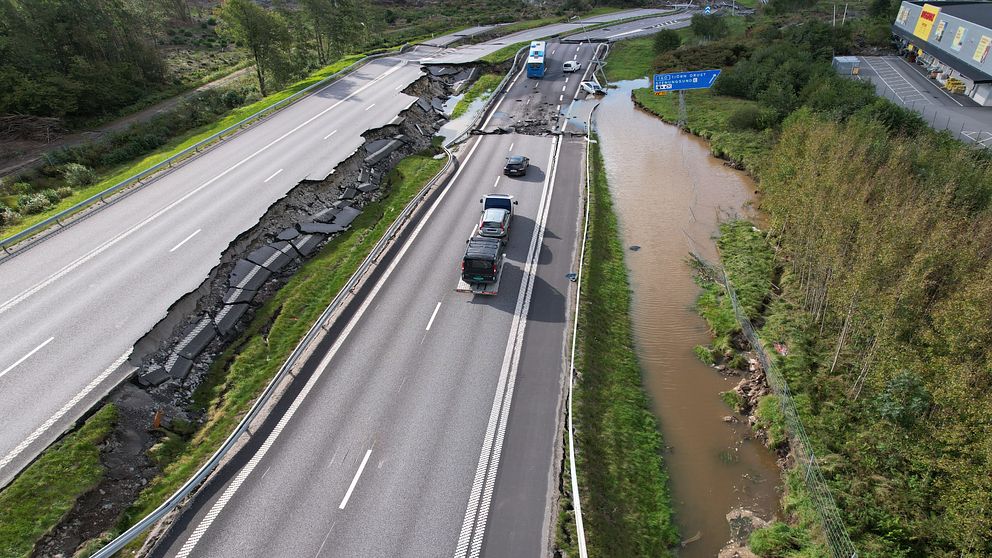 E6 vid Stenungsund är avstängd i båda riktningarna efter ett stort jordskred.