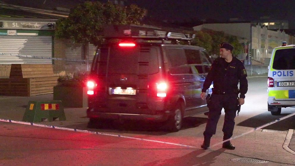 Polis på plats i avspärrningen efter dödsskjutningen i Jordbro.