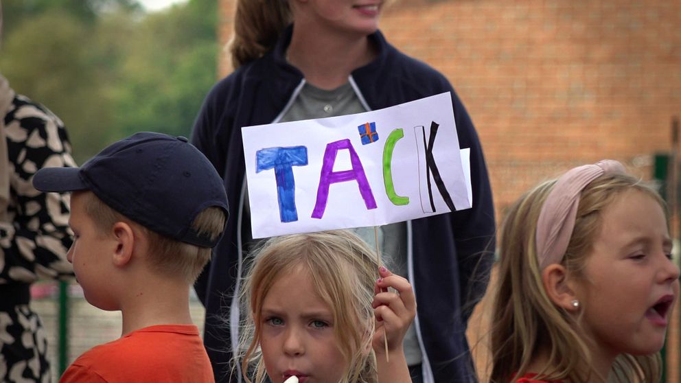 Eleverna på Oderljunga firar att deras skola inte behöver stänga.