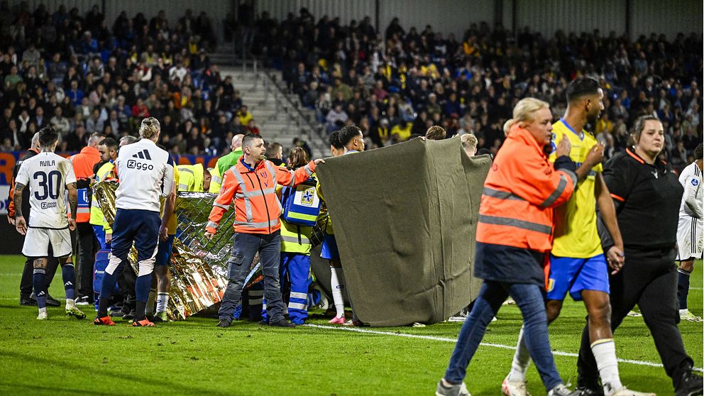 Etienne Vaessen blev utburen på bår efter en otäck kollision.