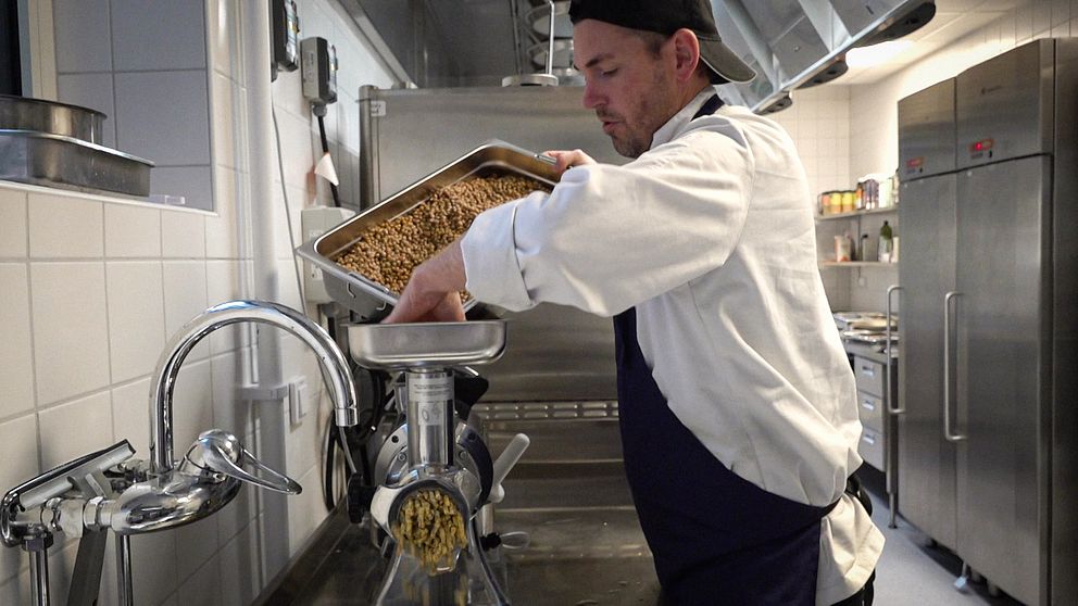 Skolkocken Martin Lage maler gråärtor i Färjestadsskolans kök.