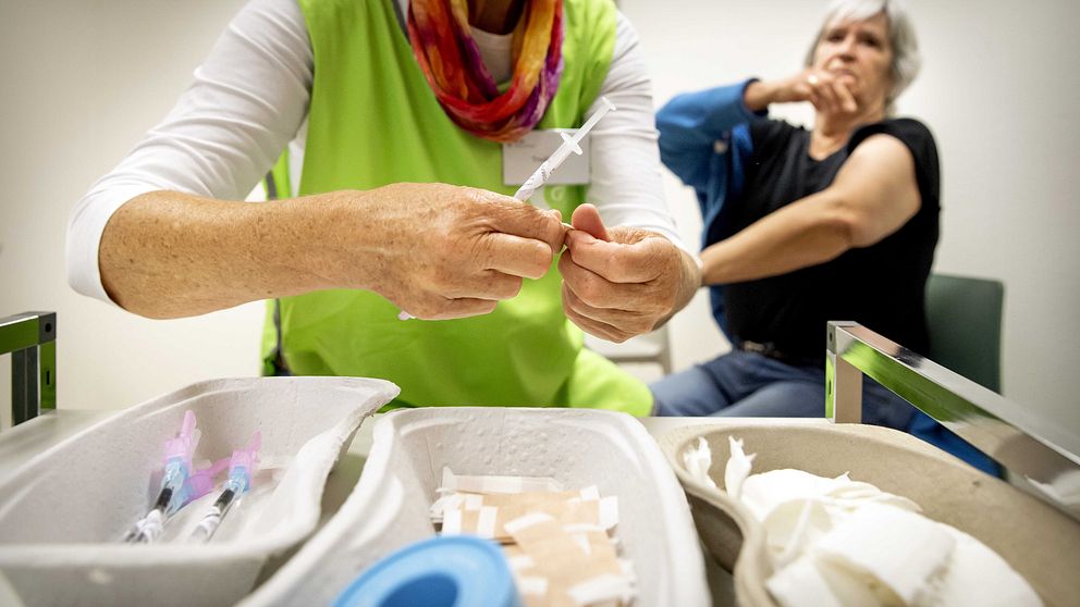 Kvinna får vaccin mot covid 19.