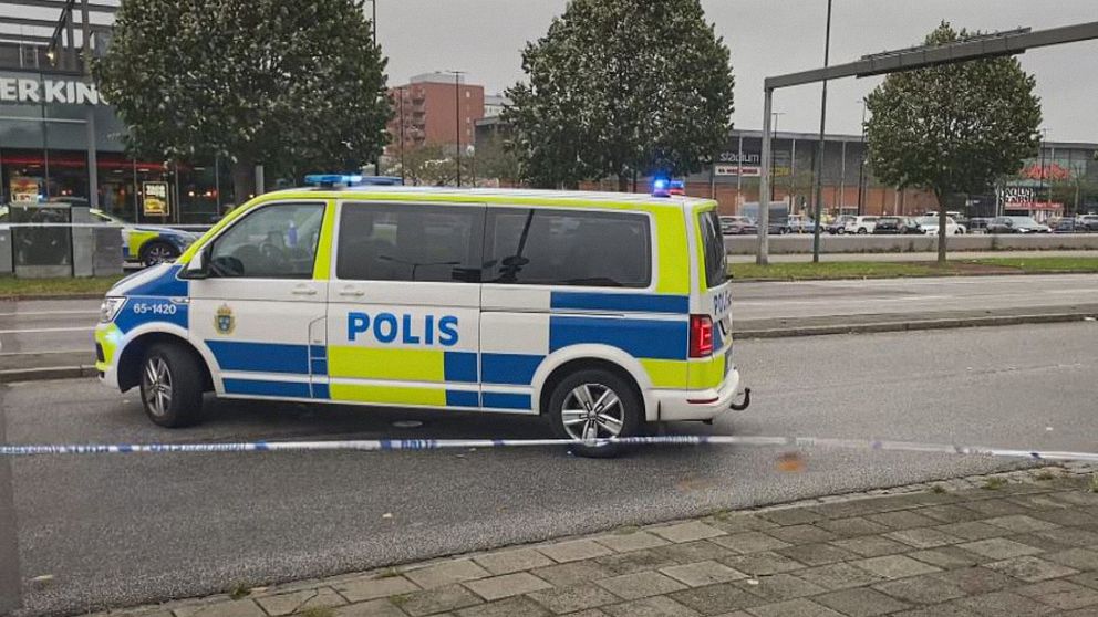 polisbuss framför köpcentret Mobilia i Malmö