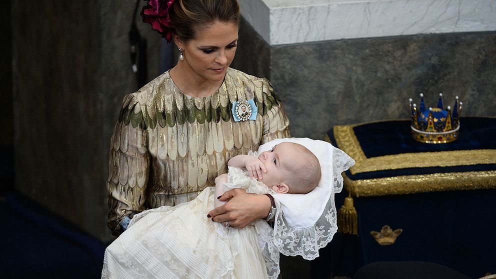 Prinessan Madeleine med prins Nicolas under dopet.