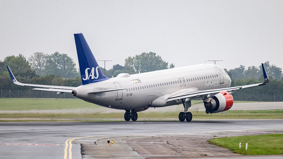 Ett sas-flygplan som lyfter från en flygplats.