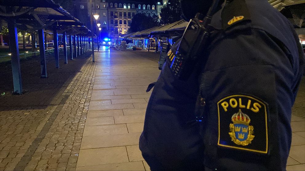 tomt torg med polis i förbrunden