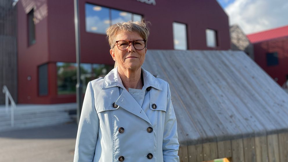 Lena Willman, rektor på Mörrums skola, står utanför skolbyggnaden