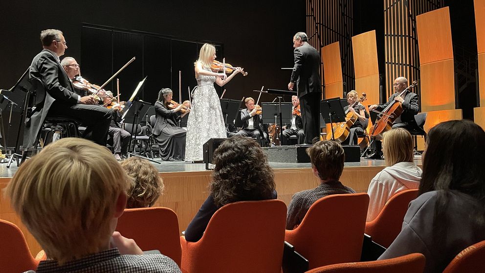 Konsert på Wermlands opera med den italienska violinisten Anna Tifu och musikelever i publiken.
