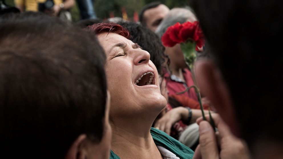 Hon har förlorat sin son och tog idag farväl av sin Korkmaz som var en av alla dödsoffer i gårdagens attentat i Ankara.