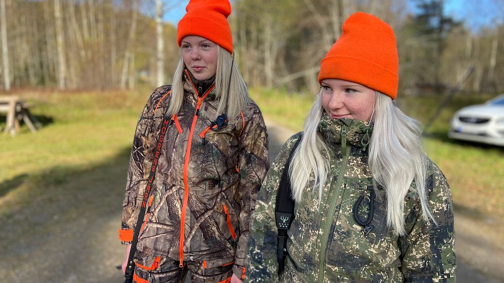 Tuva Fallbäcken och Tilde Henriksson i sin jaktutrustning.