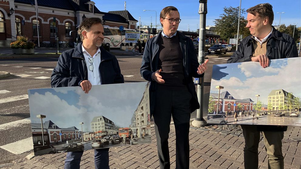 Tre borgerliga oppsitionsråd med skisser över planer för resecentrum i Karlstad står vid Hamngatan.