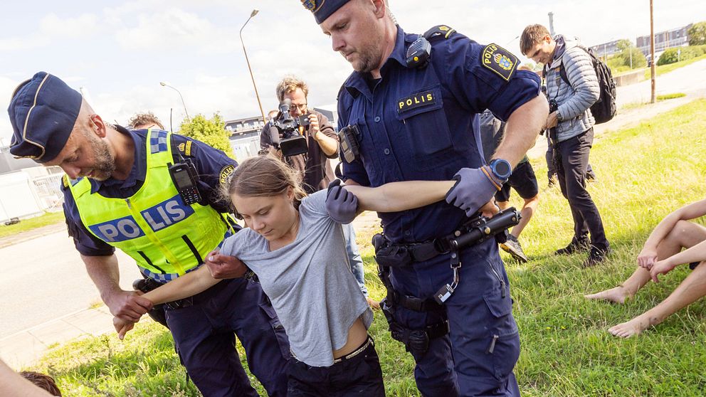 Greta Thunberg förs bort av polisen efter en klimataktion i oljehamnen i Malmö i somras.