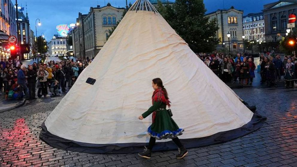 Demonstranterna har spärrat av Karl Johans gate i centrala Oslo genom att slå läger mitt på gatan. Enligt demonstranterna har gatan nu bytt namn till Elsa Laula geaidnu.