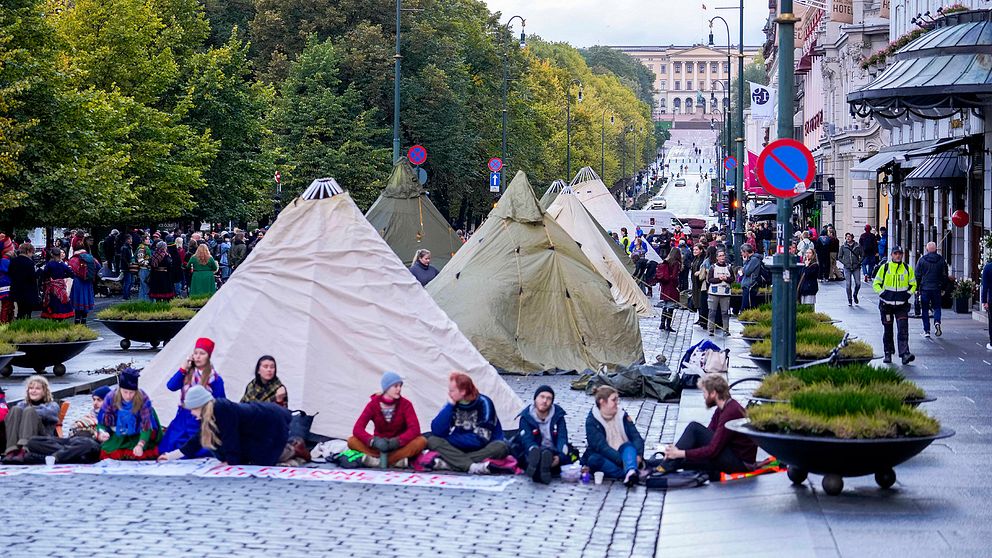 Demonstranterna har spärrat av huvudgatan Karl Johans gate och kallar den nu för Elsa Laulas gata.