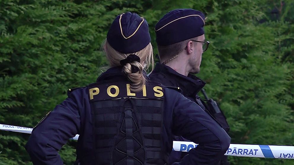 ”Familjen som utsatts ska enligt våra uppgifter inte ha något med kriminalitet att göra” – Hör SVT:s krimreporter Sofia Yohannes om skjutningen i Tullinge.