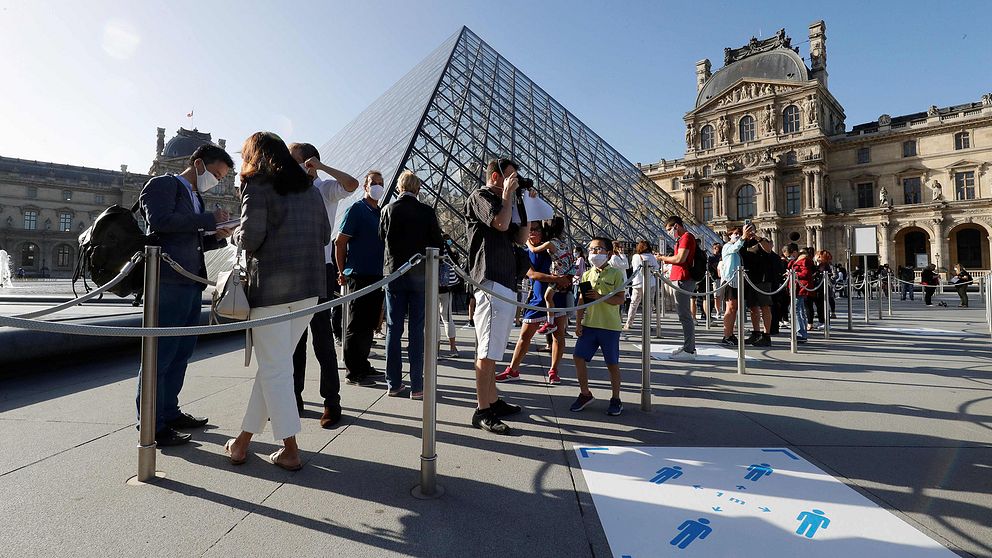 Människor köar utanför Louvren i Paris.