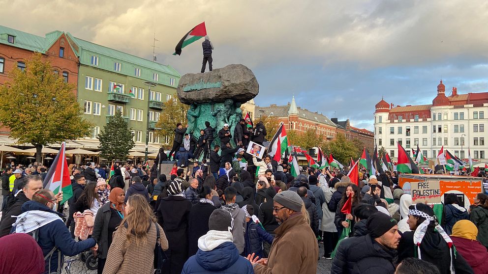 Folksamling vid propalestinsk demonstration på Möllevångstorget under lördagen.