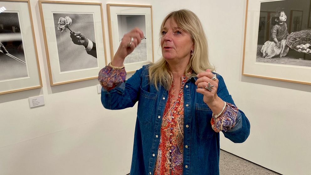 Geord Oddners dotter Karin framför några av faderns svartvita bilder