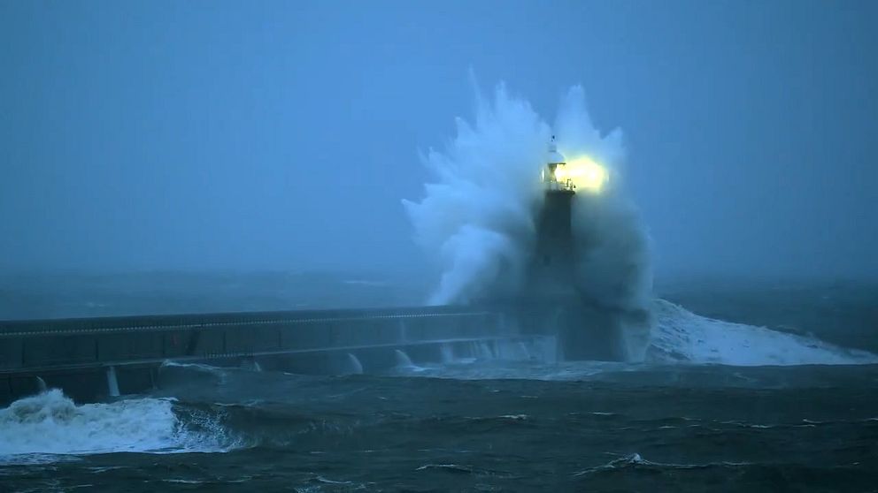 Kraftiga vågor slår till mot en fyr i Storbritannien.