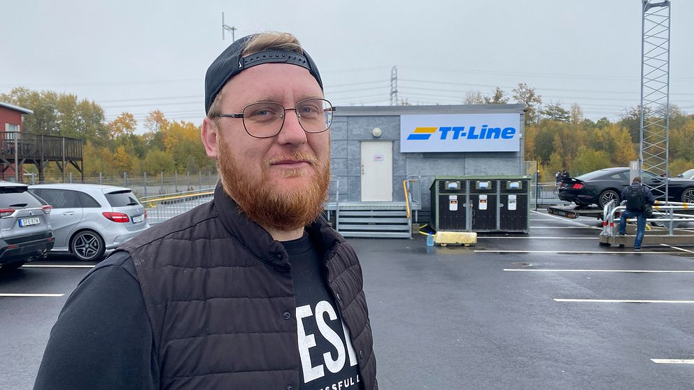 Lastbilschauffören Saugirdas Pusnovas från Litauen är en av de som evakuerats från färjan Marco Polo. Han står framför en byggnad där det står TT-Line
