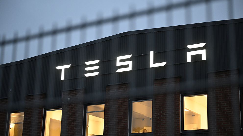 Strejkvakter utanför Teslas Servicecenter i Segeltorp. Verkstadsarbetare vid elbilsföretaget Tesla har gått ut i strejk med krav om att företaget ska teckna kollektivavtal