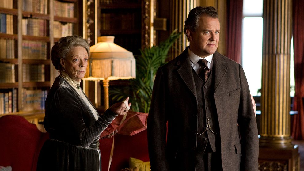 Mor och son. Maggie Smith och Hugh Bonneville spelar violet och Robertr Crawley i Downton Abbey.