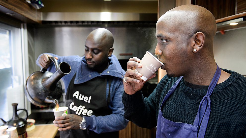 Samson och Samuel Berhane serverar kaffe gjort på etiopiskt vis. Bönorna rostas över öppen eld, mals och bryggs sedan i speciella lerkrukor enligt en tvåtusen år gammal sed.