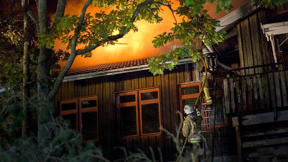 Furulidsskolan i Onsala i Kungsbacka började brinna på lördagskvällen. Skolanvar tänkt för att användas för en stor del av de 170 asylplatser som ställts i ordning i kommunen.