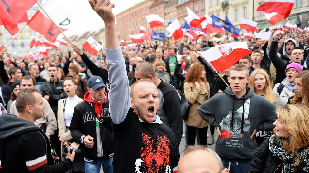 Här är det polska högerextremister som protesterar mot att ta in muslimska flyktingar