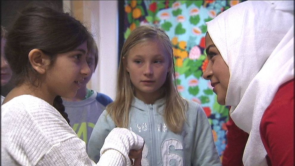 Tre unga tjejer som flytt från Syrien är ute och berättar om sin flykt på skolor i Bålsta norr om Stockholm.