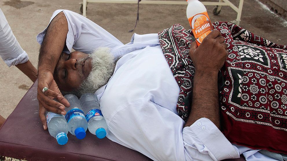 En man svimmar av värmeslag i Karachi, Pakistan. Bilden är tagen den 26 juni i år mitt under en värmebölja som ledde till att över 1 200 människor avled i landet. Liknande värmeböljor tros bli vanligare i framtiden. ARKIVBILD.