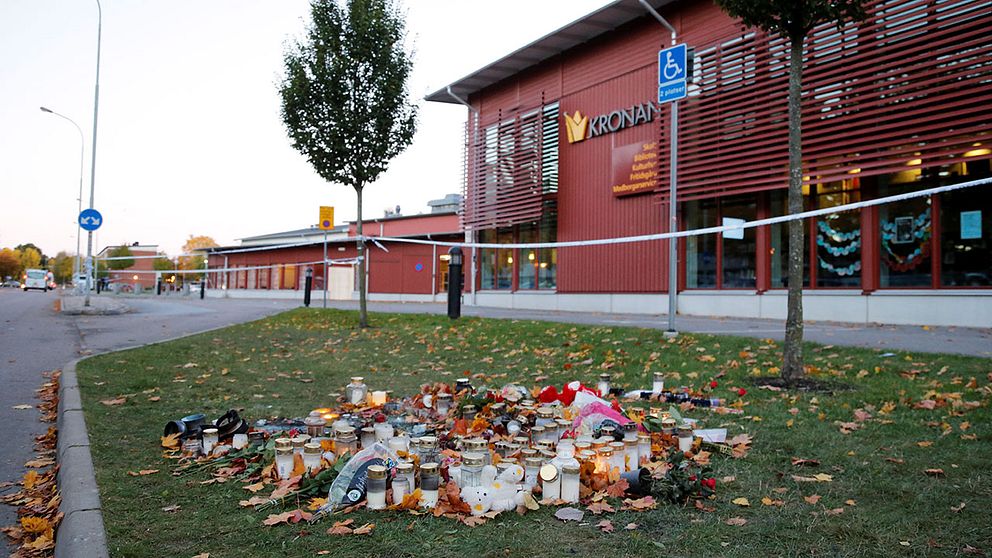 Blommor och ljus utanför Kronans skola i Trollhättan efter skolattacken.