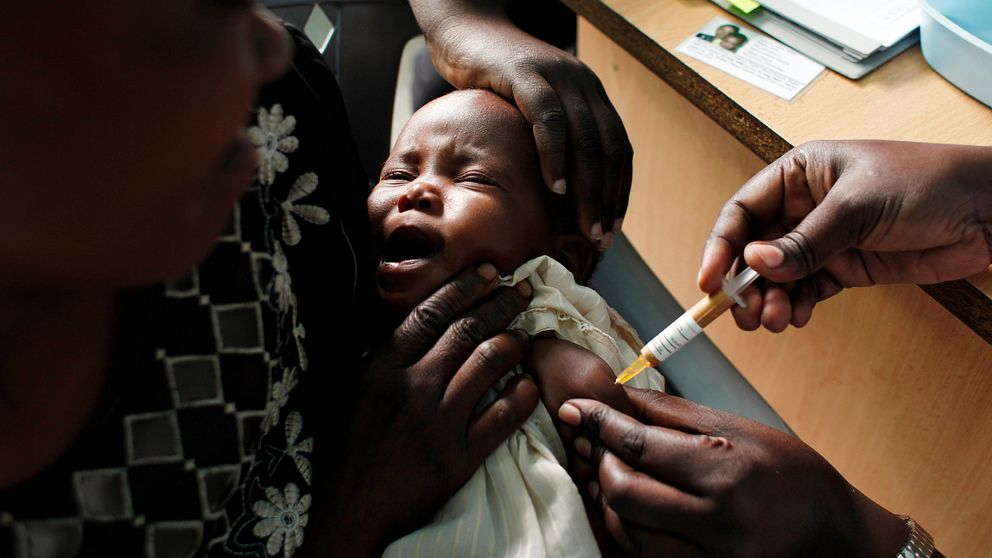 En kenyansk baby får en dos av malariavaccinet som snart väntas bli godkänt av världshälsoorganisationen WHO. Den europeiska läkemedelsmyndigheten gav sitt klartecken i juli.
Karel Prinsloo/AP/TT