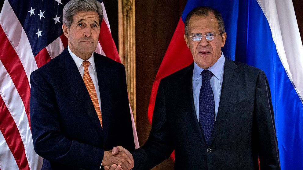 Den ryske utrikesministern Sergej Lavrov tillsammans med sin amerikanske kollega John Kerry.