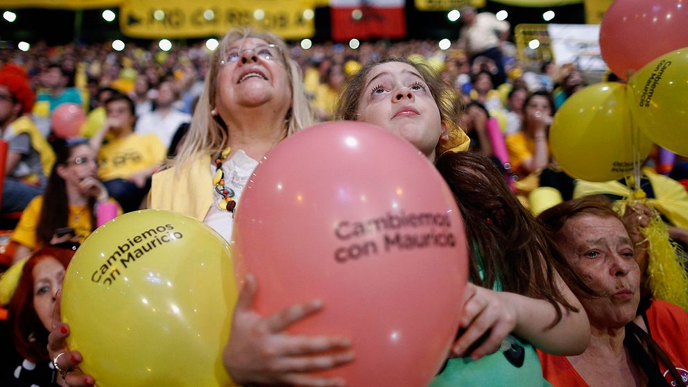 Anhängare till oppositionsledaren Mauricio Macri vid sista stormötet inför söndagens val.